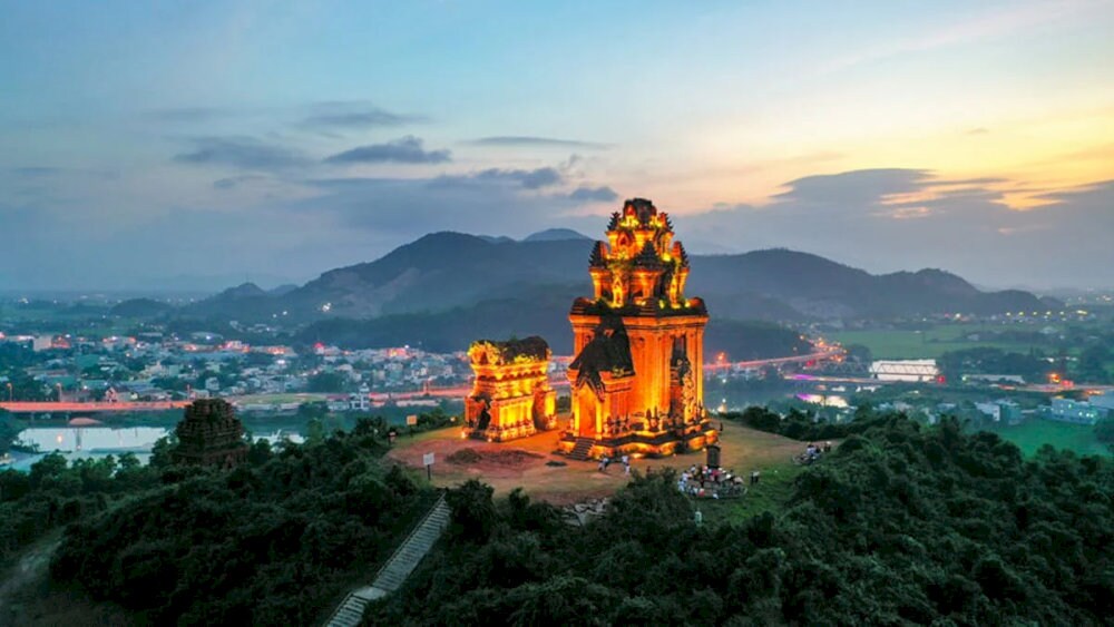 Di tích Tháp Bánh Ít